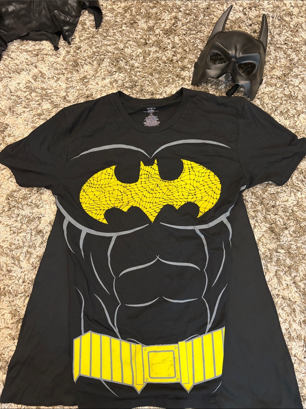 Men’s Batman Halloween Costume Mask & Black Tee with detachable cape size Large